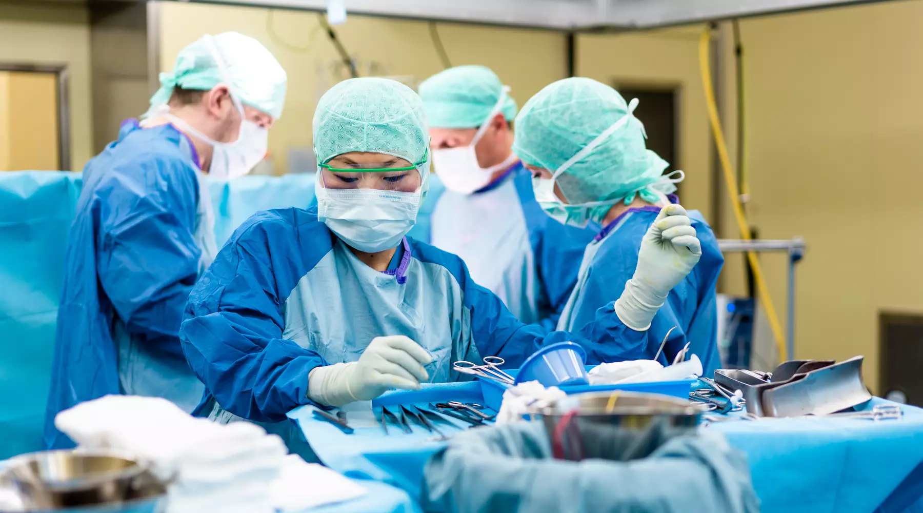 Une technicienne en salle d'opération prépare les instruments pour l'opération