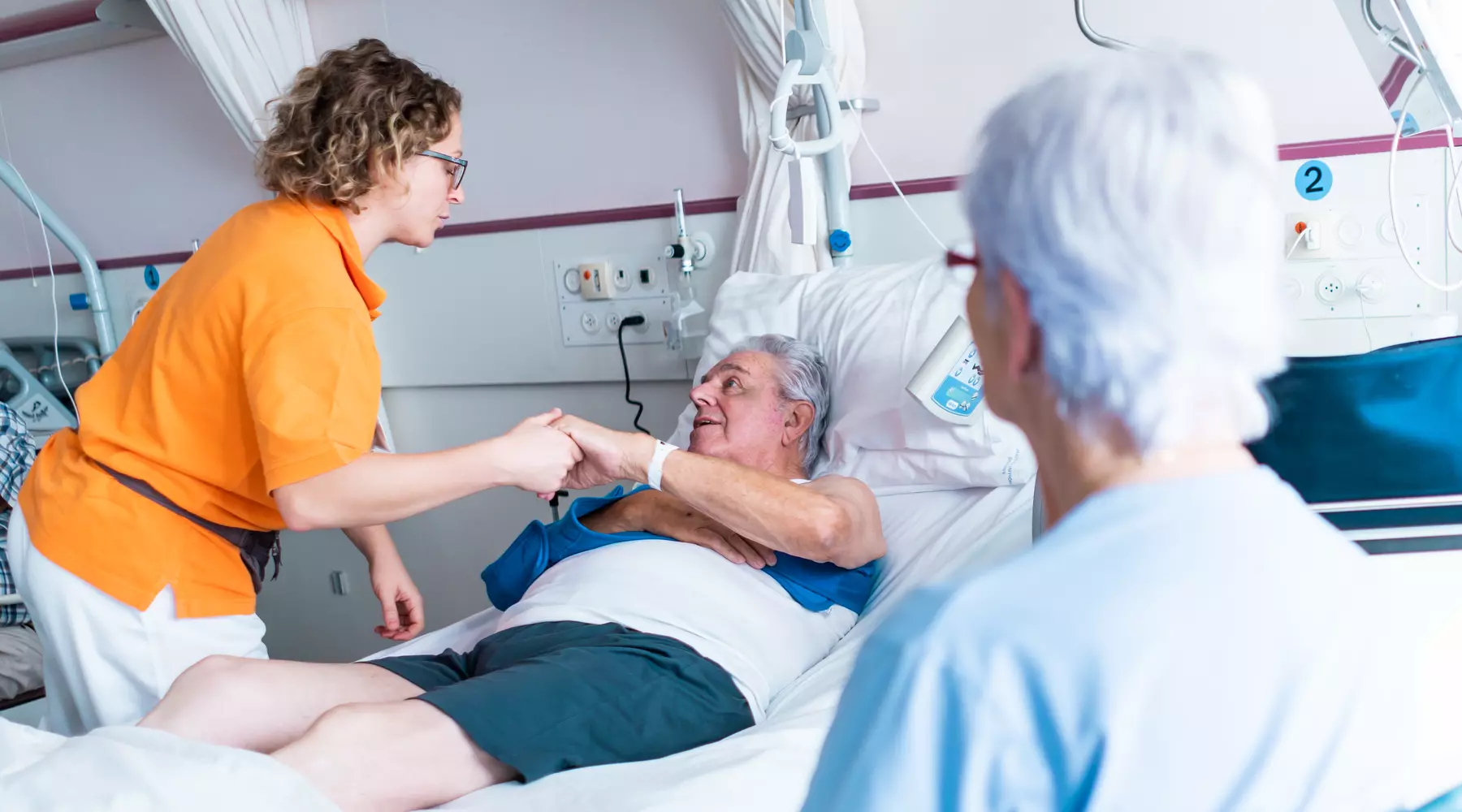 Une physiothérapeute s'occupe d'un patient venant de subir une intervention chirurgicale