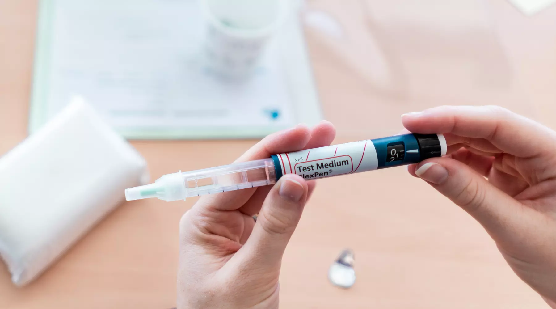 Gros plan sur deux mains tenant une pipette 