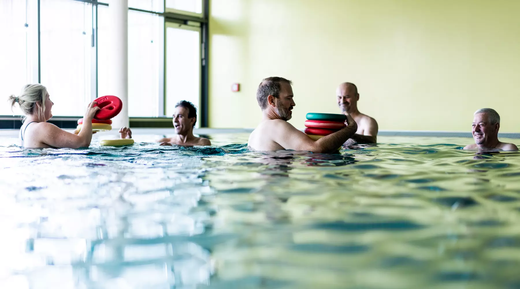 Un groupe de patients effectue des exercices dans la piscine thérapeutique