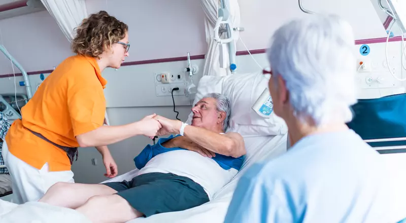 Une physiothérapeute s'occupe d'un patient venant de subir une intervention chirurgicale