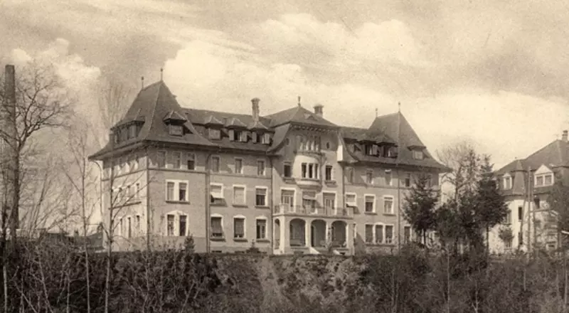 Vue extérieure en noir et blanc de l’Hôpital cantonal de Fribourg, vers 1921 à Pérolles.