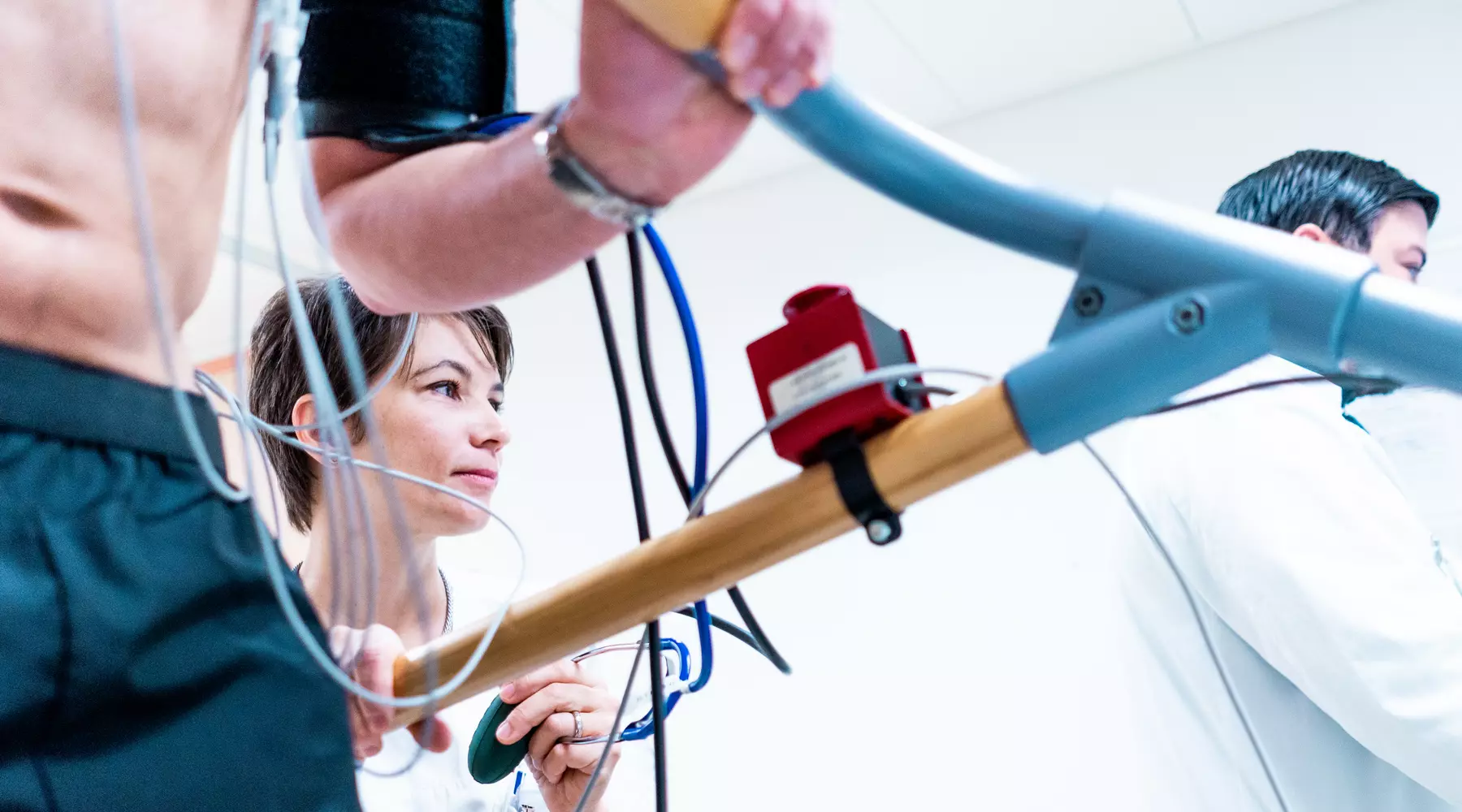 Test d'effort en cardiologie: un médecin surveille un écran tandis qu'un patient court sur un tapis roulant