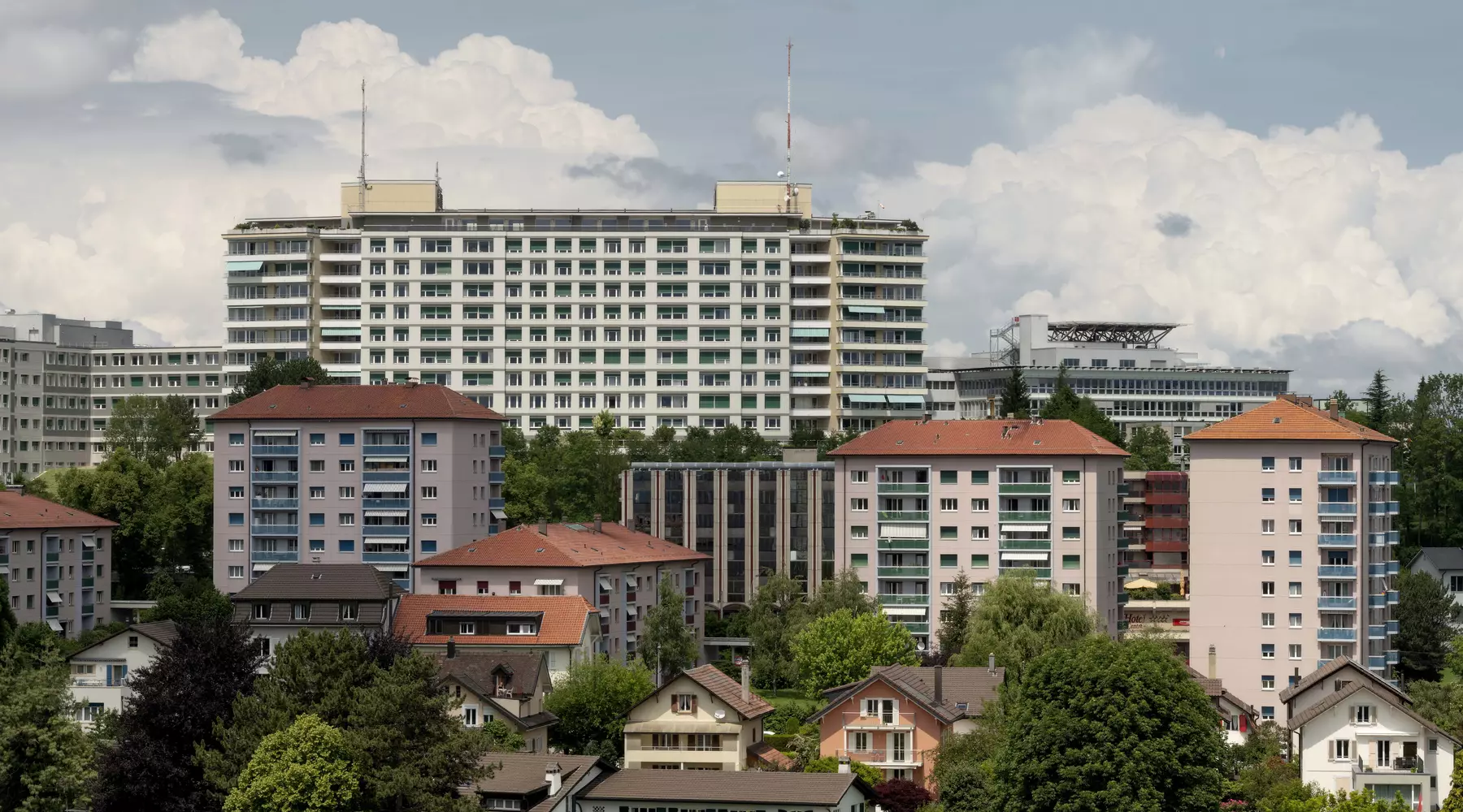 Aussenansicht des HFR Freiburg - Kantonsspitals von Bertigny aus 