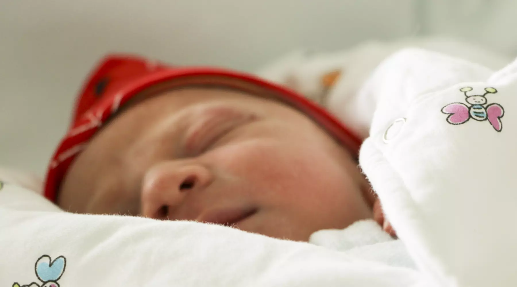 Un nouveau-né avec un bonnet rouge