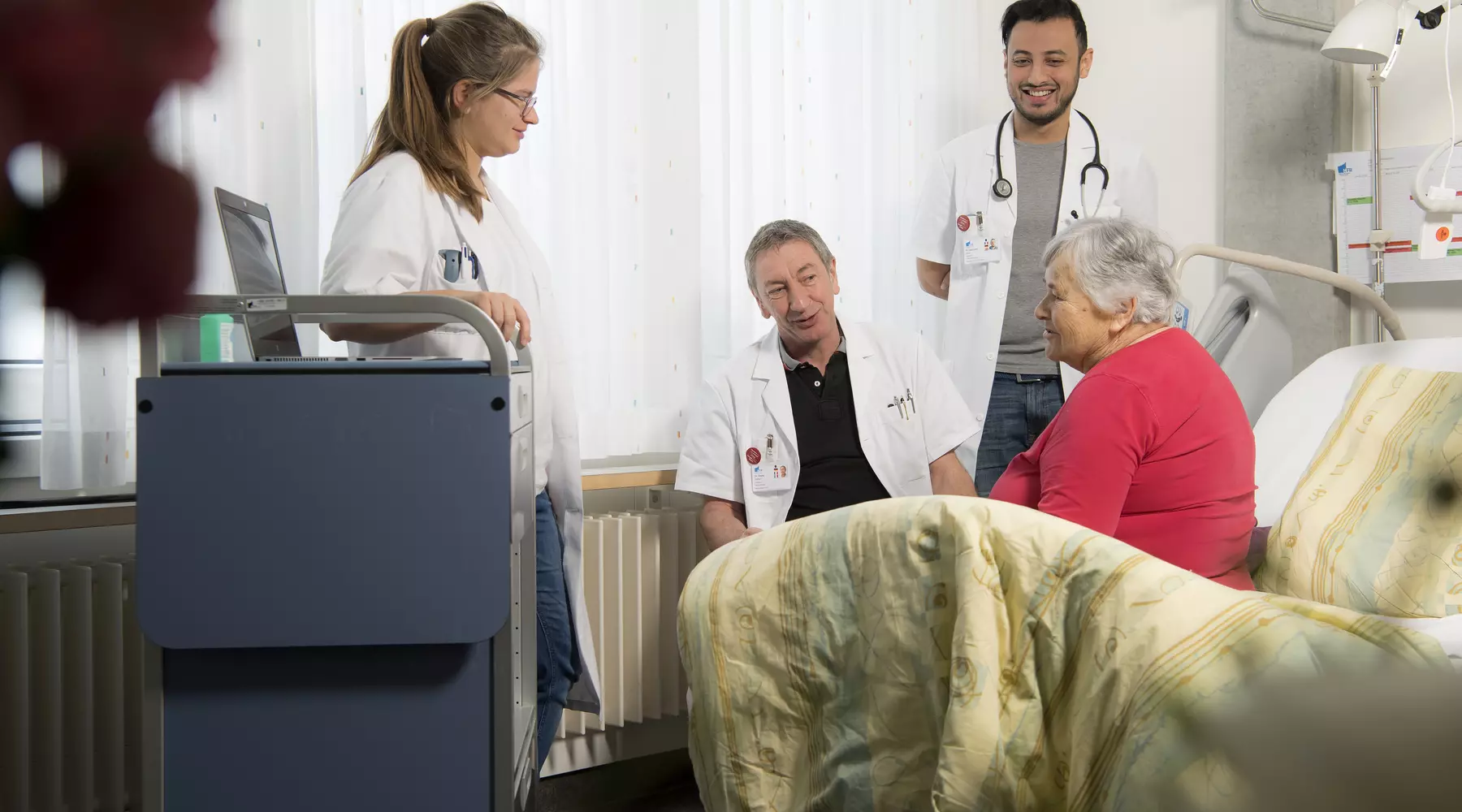 Ein Ärzteteam unterhält sich mit einer Patientin