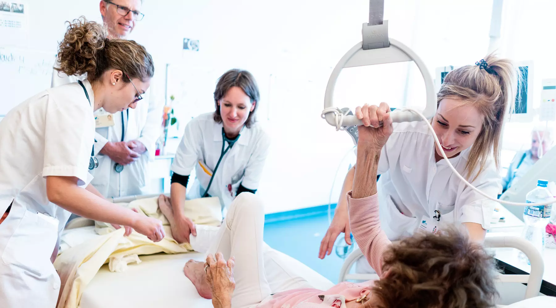 Médecins et soignants prennent en charge une patiente