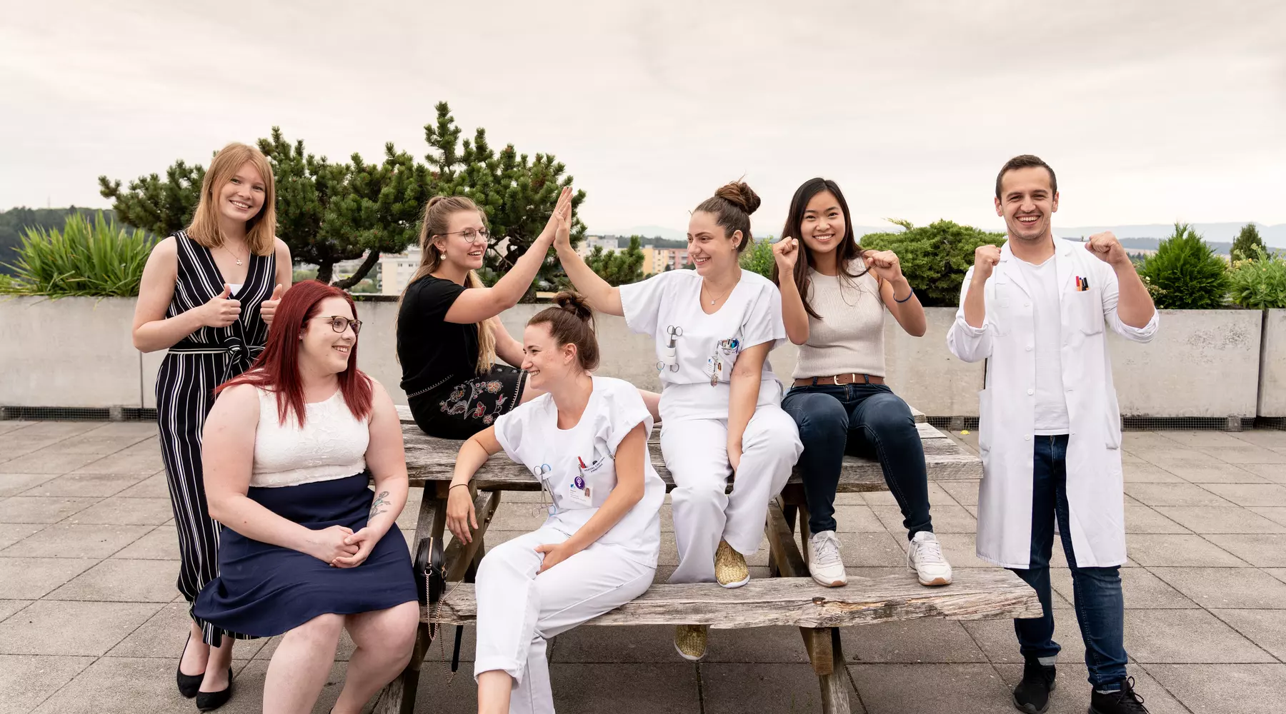 Les diplômé(e)s radieux sur le toit panoramique de l'HFR Fribourg - Hôpital cantonal