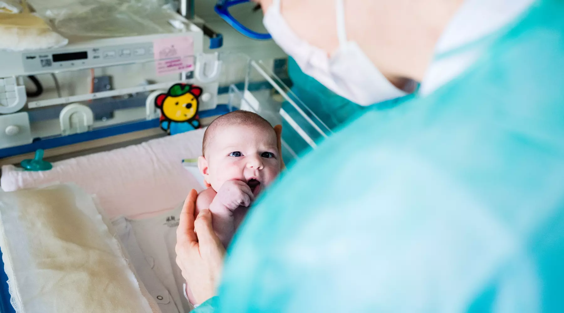 un bébé en pédiatrie est soigné 
