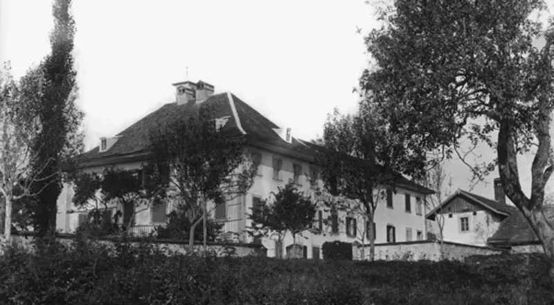 Aussenansicht des Hospizes St. Josef in Billens zwischen 1886 und 1896 in Schwarz-Weiss