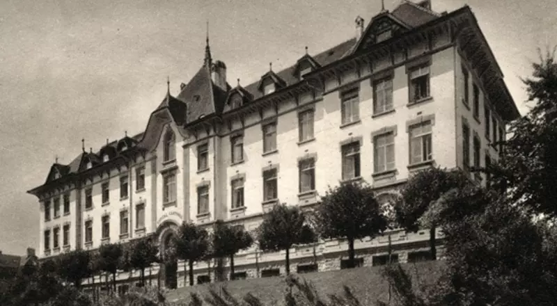 Vue extérieure en noir et blanc de l’Hôpital cantonal de Fribourg, à Gambach