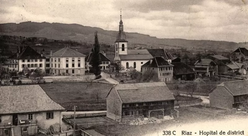 Carte postale de l'Hôpital de district à Riaz vers 1905 