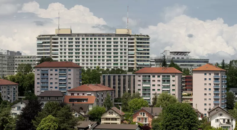  Aussenansicht des HFR Freiburg – Kantonsspitals im Sommer 2018 von der Route de Bertigny aus. Das Spital passt gut in das Stadtbild. 