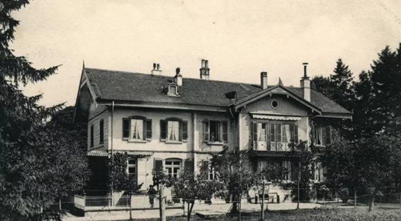 Vue extérieure de l’Hôpital Bon Vouloir en 1913. Le bâtiment est entouré de verdure dont quelques arbres fruitiers. 