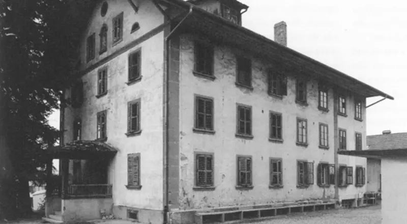 Vue extérieure en noir et blanc d’un des anciens bâtiments de l’Hôpital de district à Tavel.