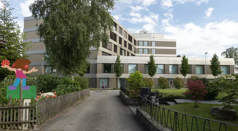 Vue extérieure du bâtiment moderne de l’HFR Meyriez-Murten en 2018, au milieu d’un quartier résidentiel