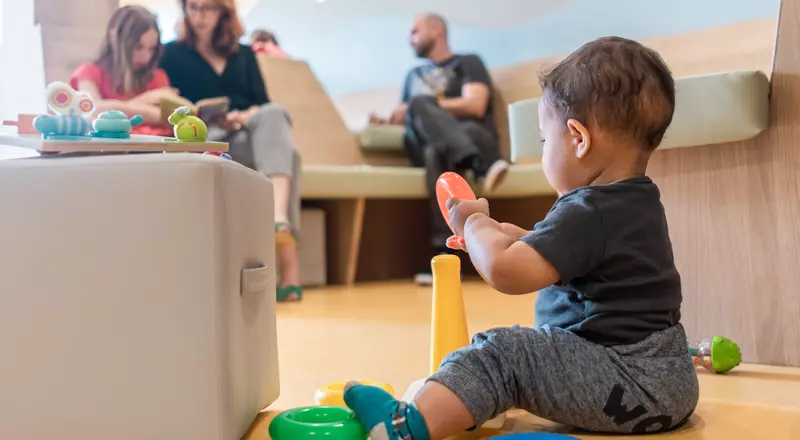 Un petit garçon joue en attendant la prise en charge