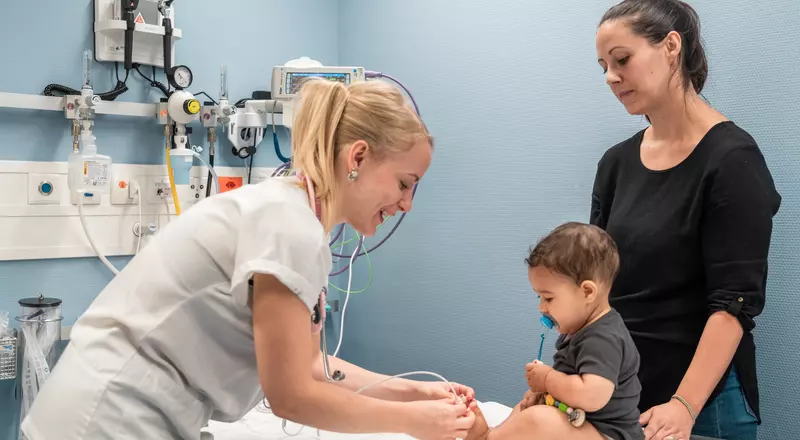 Un petit garçon est pris en charge par une médecin