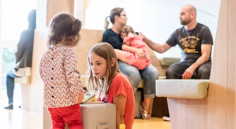 Zwei Mädchen spielen im Wartesaal