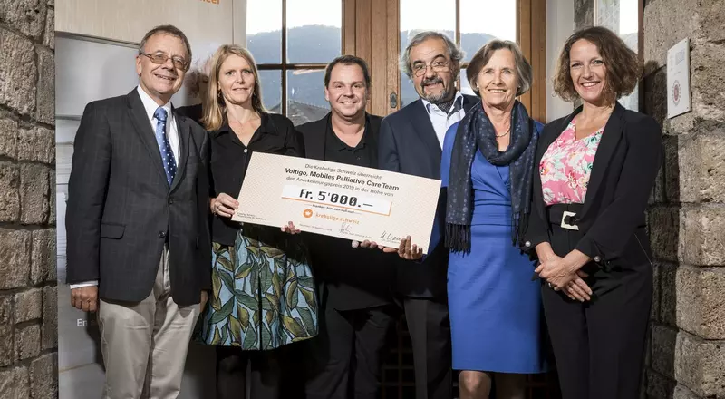 De gauche à droite: Daniel Betticher (hôpital fribourgeois), Solange Peters (Ligue suisse contre le cancer), Frédéric Fournier (Voltigo), Gilbert Zulian (Président Ligue suisse contre le cancer), Rose-Marie Rittener (Ligue fribourgeoise contre le cancer), Corinne Uginet (Ligue fribourgeoise contre le cancer)