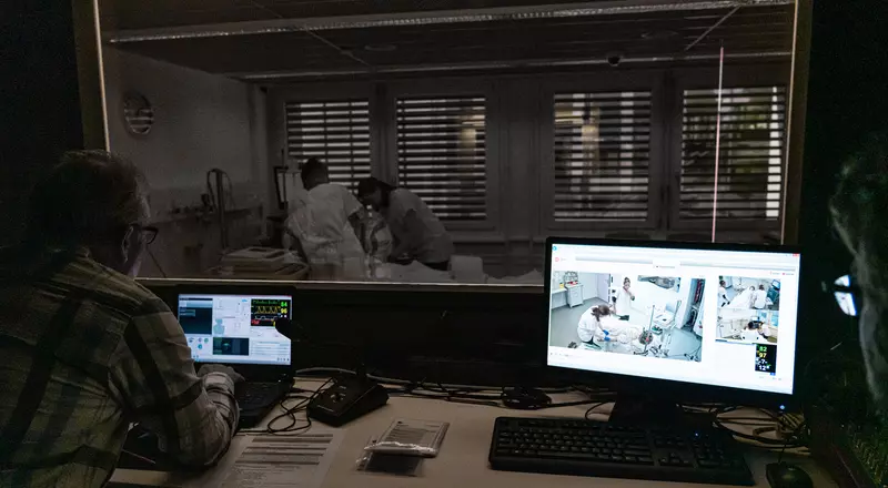 Eine Experte beobachtet das Training im Simulationszentrum