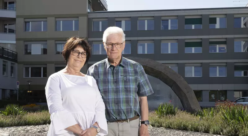 Marlène et André devant l'HFR Fribourg - Hôpital cantonal