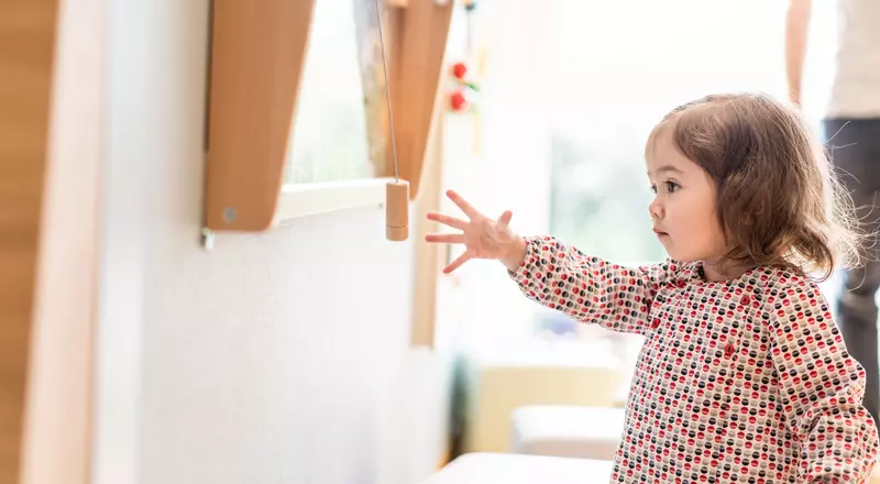 Une petite fille joue dans la salle d'attente