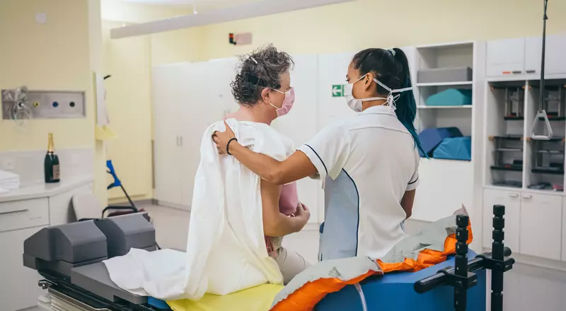 06. Glückwunsch! - Eine genesene Patientin dankt dem Pflegepersonal bei ihrem allerletzten Termin. © Jo Bersier