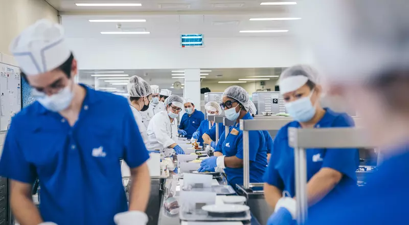 08. Rush Hour - Ein straffer Zeitplan und ein eingespieltes Team sind nötig, damit jeder Patient seine warme Mahlzeit beizeiten vor sich hat. © Jo Bersier