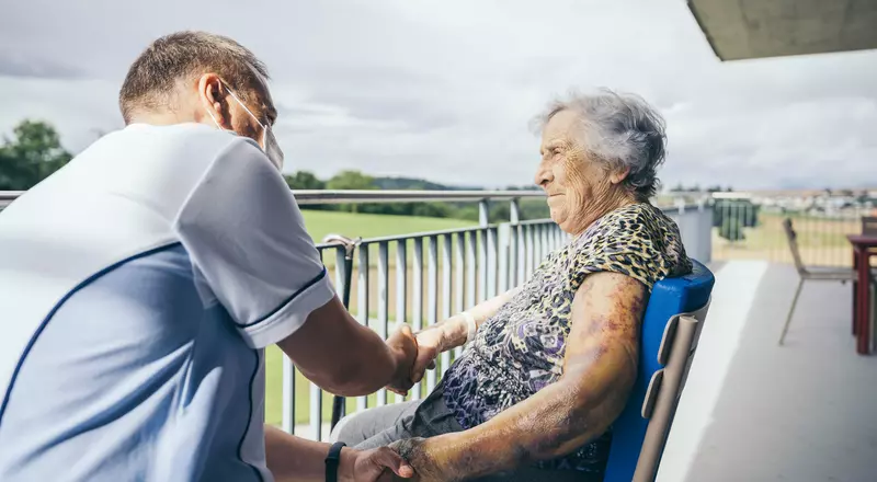 09. Frischluftkur - Bei Sonnenschein wird die Physiotherapie kurzerhand auf den Balkon verlegt. © Jo Bersier