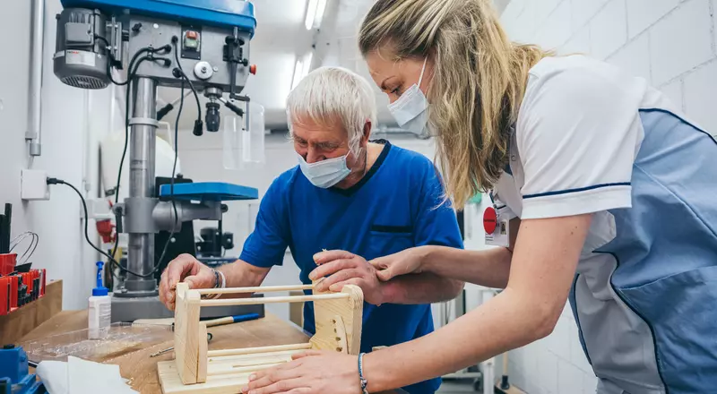 12. Holzwerkstatt - So wird Rehabilitation zum Vergnügen. © Jo Bersier