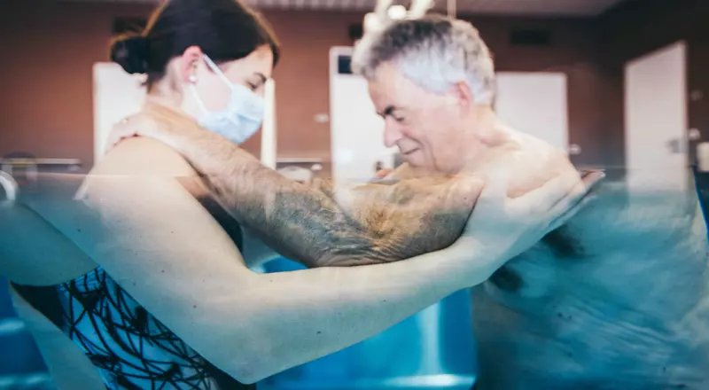 13. Comme un poisson dans l'eau - Le corps léger, la physiothérapie devient un plaisir. © Jo Bersier