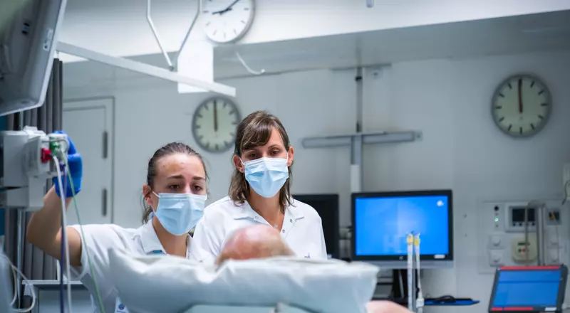 20. Minuit pile vraiment? - Peu importe l'heure qu'il est, le personnel soignant est au chevet des patients. © Khaled Habchi