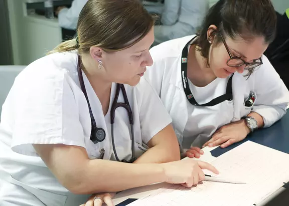 Joëlle (links) und Milena, seit vier Jahren bzw. fünf Monaten in der Notaufnahme tätig.