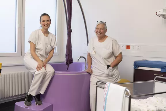 Portrait de Katarina Simic et Christine Bises, sages-femmes, dans la salle d'accouchement