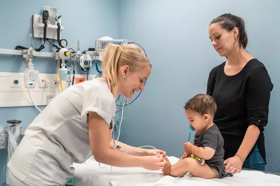 Un petit garçon est pris en charge par une médecin