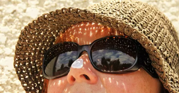 Ne pas oublier de se protéger la tête avec un chapeau, une casquette et des lunettes solaires.