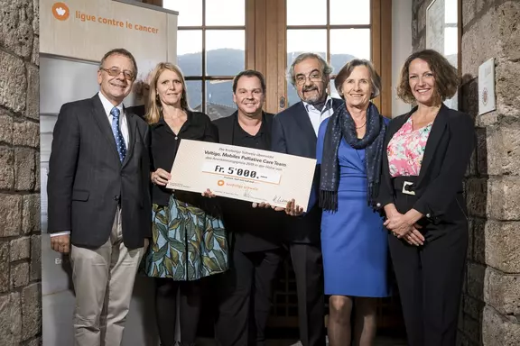 De gauche à droite: Daniel Betticher (hôpital fribourgeois), Solange Peters (Ligue suisse contre le cancer), Frédéric Fournier (Voltigo), Gilbert Zulian (Président Ligue suisse contre le cancer), Rose-Marie Rittener (Ligue fribourgeoise contre le cancer), Corinne Uginet (Ligue fribourgeoise contre le cancer)