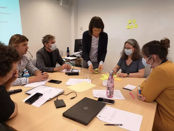 Les participantes et les participants de l'atelier, concentrés sur l'exercice