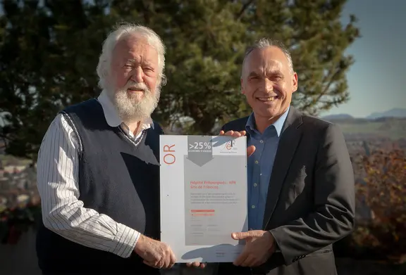 Pascal Corminboeuf, président de la Fondation énergie Fribourg remet le certificat OR à Marc Devaud, directeur général de l'HFR.